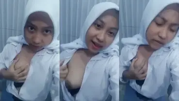 ABG Hijab SMA Aksi Buka Baju di Toilet poster