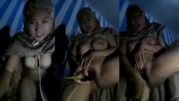 Bokep Hijab Mukenah Colok Memek Pakai Terong poster